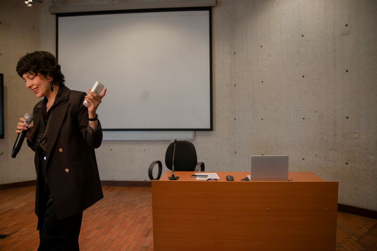 woman-giving-presentation